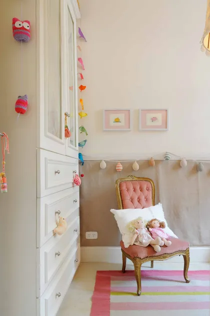Dormitorio infantil con silla de terciopelo rosa y detalles boho — proyecto Santa Fe, por Estudio Diez Muzzio, en CABA