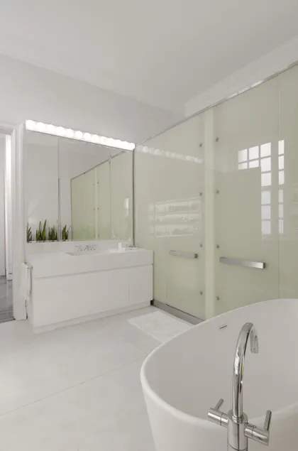 Baño moderno con bañera exenta blanca y grifería de pie — proyecto Dpto LH, por Estudio Dado, en Recoleta