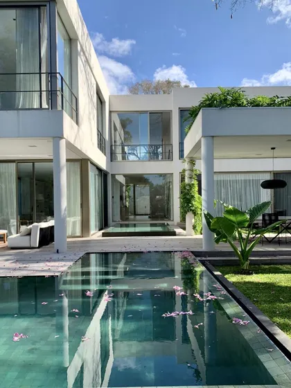 Casa moderna con piscina infinita y patio central — proyecto CASA BECCAR, por Estudio Xime Fontan Balestra, en Béccar
