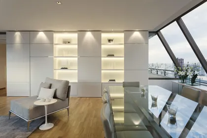 Living moderno con vistas panorámicas y mobiliario integrado — proyecto Duplex Gelly, por LIVE IN by Brukman Chechik, en CABA