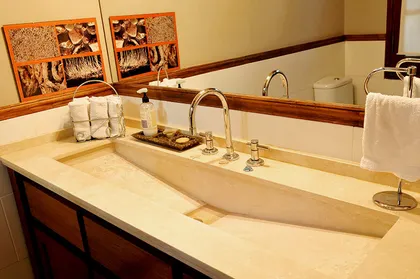 Baño con bacha alargada de piedra y grifería cascada — proyecto Casa en Belgrano R, por Rioja Arquitectura, en Belgrano R