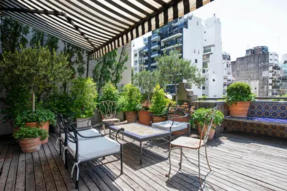 Terraza con pérgola, plantas en macetas y vista urbana — proyecto Estudio Cerviño, por Estudio Du , en Palermo