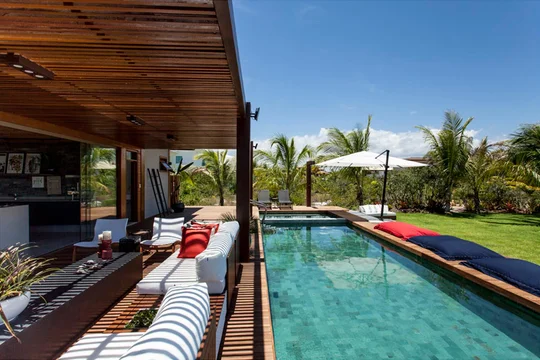 Piscina moderna con galeria de madera y jardin amplio al fondo — proyecto Residência MQ, por Milcent Arquitetura