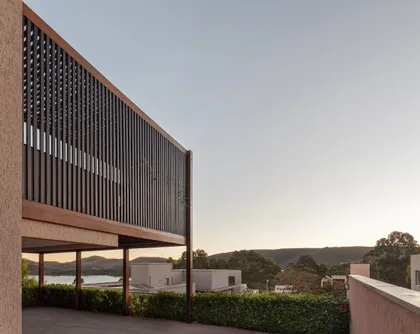 Terraza moderna con pergola de madera y vista al lago — proyecto CASA RR, por Frederico Bicalho Arquitetura