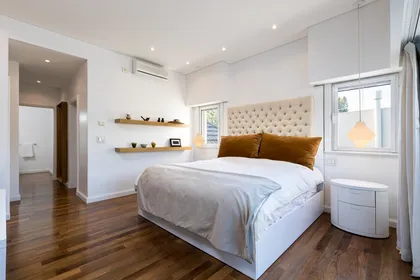Dormitorio moderno con cama grande y detalles en madera — proyecto Propiedad en Tigre, por MARCO GUOLI PHOTO, en Tigre