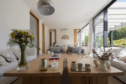 Living moderno con ventanales y vista al campo — proyecto CASA RuZa, por Alfredo Orfila arquitectura, en Benavidez