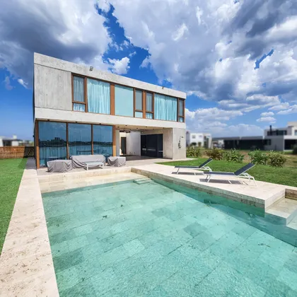 Casa moderna con piscina y cielo azul — proyecto Casa SS, por Hernan Goldfarb, en Pilar