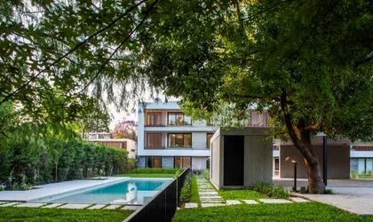 Fachada moderna con piscina y vegetación exuberante — proyecto Alvear AV, por V2 Arquitectos, en City Bell
