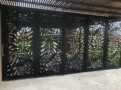 fachada moderna con paneles calados metalicos — proyecto Chapa calada decorativa, tríptico árbol de la vida oara portones corredizos y ce, por Pintastic, en Belén de Escobar
