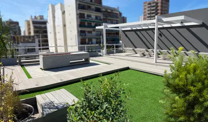 Terraza de azotea moderna con césped artificial y madera — proyecto Terraza Andonaegui, por Hernan Goldfarb, en Buenos Aires