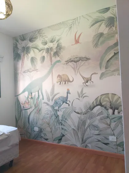 Dormitorio con mural temático de dinosaurios y jungla exuberante — proyecto Habitacion de niño Dinosaurios, por Picma Empapelados, Murales, Esmerilados, Prints ,Papeles, en Canning