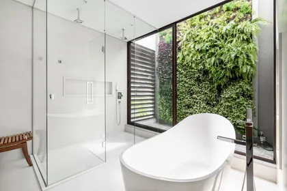 Baño moderno con pared verde y bañera exenta — proyecto Projeto AV, por Alexandre Galhego Paisagismo