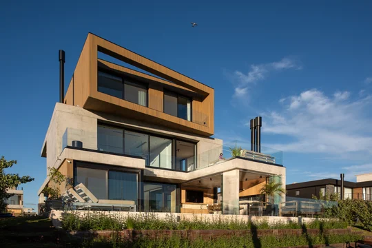 Casa moderna de hormigón y madera en costa — proyecto Obra Casa Yacht, por lifecycle, en Nordelta