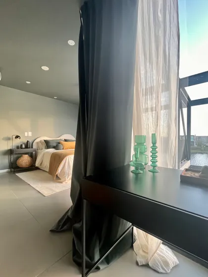 Dormitorio moderno minimalista con mucha luz natural y cortinas verdes — proyecto Le chambre verte, por BRand arquitectura / BRand homes, en Belén de Escobar