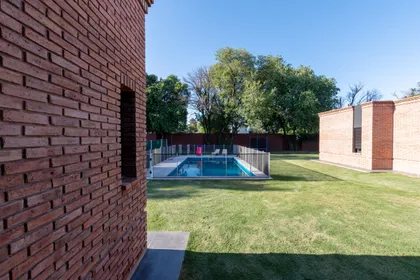 Pileta moderna con fachada de ladrillo a la vista — proyecto VIVIENDA L.L, por Lorenabusquetsarquitectura, en Córdoba