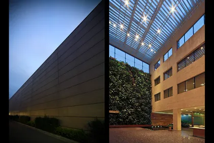 Fachada contemporánea con muro verde, vidrios y techumbre metálica — proyecto Arquitetura e Interiores I, por Demian Golovaty