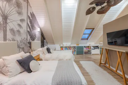 Dormitorio abuhardillado con detalles tropicales y techos inclinados — proyecto Proyecto Altillo, por efe arquitectura, en Ciudad de Córdoba