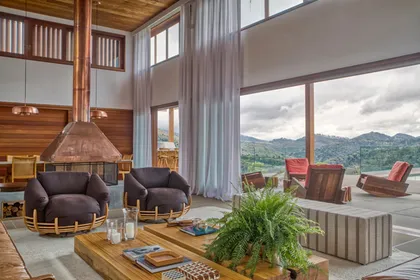 Living moderno con chimenea cónica y vista a la montaña — proyecto Fazenda Santo Antônio, por Sadala.Gomide Arquitetura