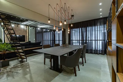 Comedor contemporáneo con doble altura, mesa oscura y loft arriba — proyecto Duo Morumbi, por Pricila Dalzochio