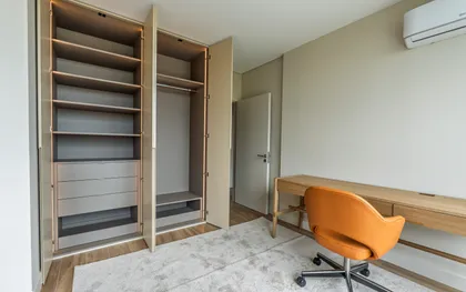 Dormitorio moderno con vestidor abierto y escritorio integrado — proyecto Godoy Cruz, por ABEJA CONCEPT, en Palermo