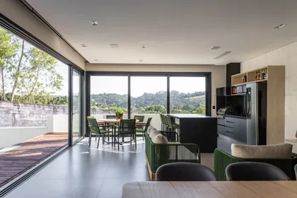 Living contemporáneo con terrazas, vistas al jardín y ventanales amplios — proyecto Residência H, por LAYOUT ARQUITETURA, en Atibaia