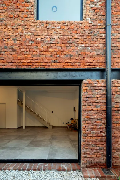 Fachada moderna industrial con ladrillos expuestos y viga de metal — proyecto PH Helguera, por OADD arquitectos, en Buenos Aires