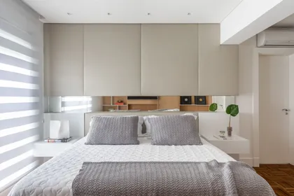 Dormitorio minimalista con cama doble, cabecero integrado y cortinas motorizadas — proyecto Apartamento BP, por GabrielaCasagrande Arquitetura