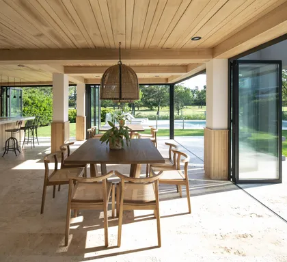 Comedor moderno con techo de madera y ventanales al jardín — proyecto Quincho PG, por Estudio Lak