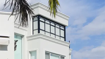 Fachada blanca mediterránea con ventanas arqueadas — proyecto CASA NORDELTA, por Alejandra Pan Arquitectura, en Nordelta