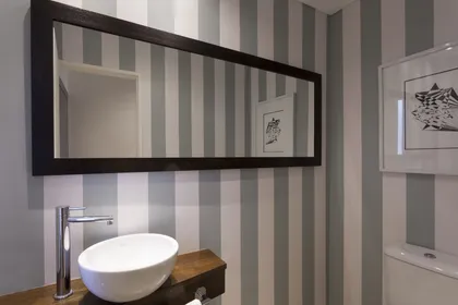 Baño moderno con paredes rayadas y vanitory flotante — proyecto Casa Nordelta, por M. Beatriz Gonzalez Zuelgaray, en Nordelta