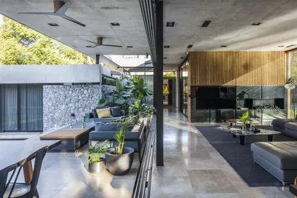 Terraza moderna con sala de estar exterior y detalles de concreto y madera — proyecto Casa BT, por Jorgelina Tortorici & asoc., en B1846 Adrogué