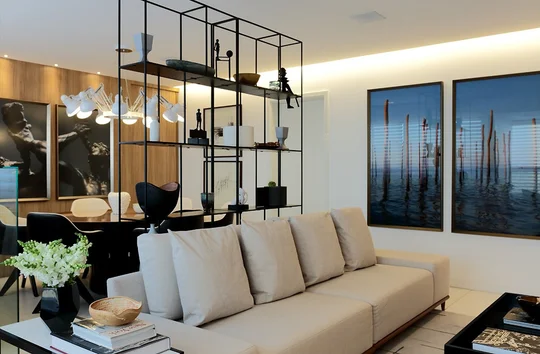 Living contemporáneo con sofá beige y estantería metálica minimalista — proyecto Apartamento 125m Boa Viagem, por André Caricio
