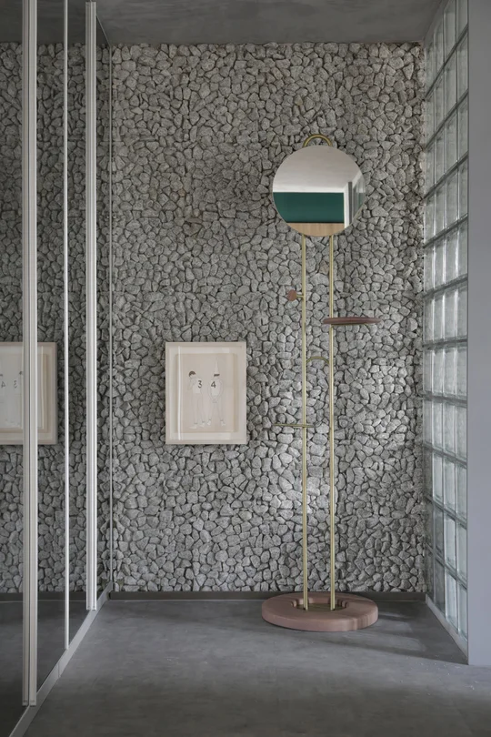 Baño minimalista con revestimiento de piedra gris y espejo circular — proyecto Casa COR 2019, por Studio Ro-ca