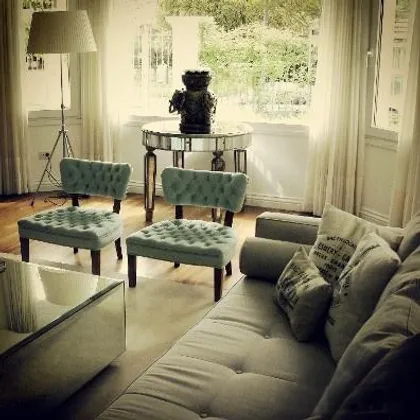 Living con sillones verdes y mesas espejadas — proyecto Casa VG, por Vicky Hurrell, en Mar del Plata