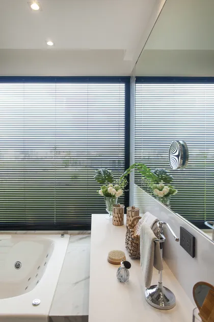 Baño moderno con ventana panorámica y bañera spa — proyecto Casa BJM, por Vanguarda Arquitectos, en Belén de Escobar