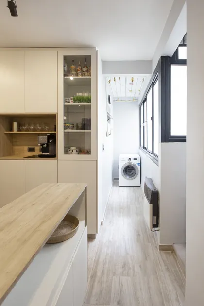 Cocina moderna escandinava con muebles blancos, madera y lavadero integrado — proyecto AMENABAR, por Nima Estudio, en Belgrano