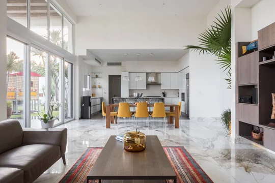 Living comedor moderno de doble altura con grandes ventanales — proyecto CG HOUSE, por Ordaz Coppel Arquitectos