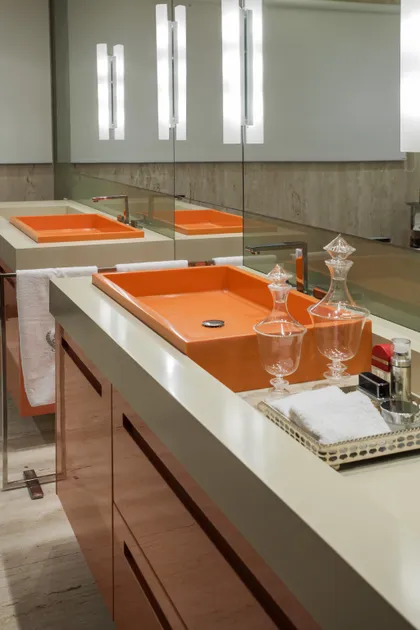 Baño contemporáneo con mesada mármol blanco y lavatorio naranja — proyecto Cobertura LS, por Patrícia Marinho Arquitetura