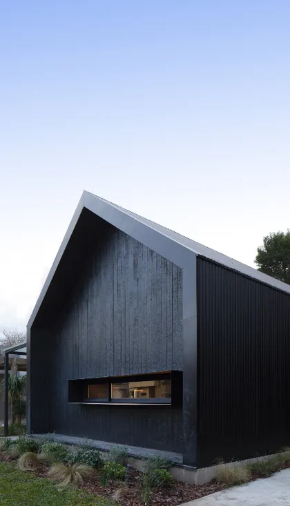Fachada moderna de madera negra con ventana horizontal — proyecto Casa Øslo, por Estudio PK, en Belén de Escobar