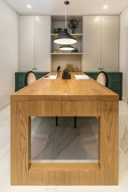 Oficina moderna con gran mesa de madera y lámparas colgantes dobles — proyecto Casa Taubaté Vilage, por Fernanda Patrão Interiores