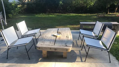 patio rústico con mesa de tronco y sillas modernas — proyecto country , por dosefeideas, en Buenos Aires