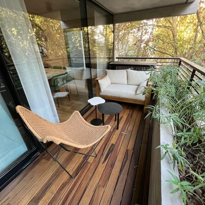 Balcón con muebles de ratán y vista a bosque frondoso — proyecto Guatemala, por MDBK Arquitectura, en Palermo