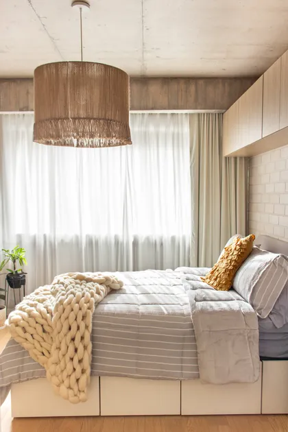 Dormitorio moderno con luz de rattan y manta gruesa — proyecto Guatemala , por KUPERDESIGN CONSTRUCCIONES SRL, en Palermo
