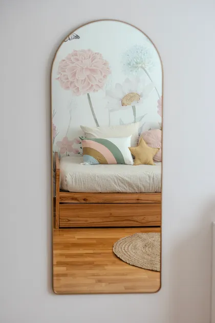 dormitorio infantil con espejo arqueado y papel tapiz floral — proyecto Quesada - Dormitorio, por Blue Rabbit Design, en Núñez