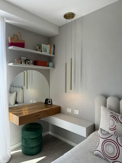 Dormitorio moderno con escritorio flotante y espejo redondo — proyecto Freire, por MDBK Arquitectura, en Belgrano