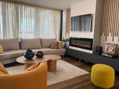 Living moderno con cortinas amplias y detalles en madera — proyecto Proyecto 60, por Momas Interiores, en La Plata