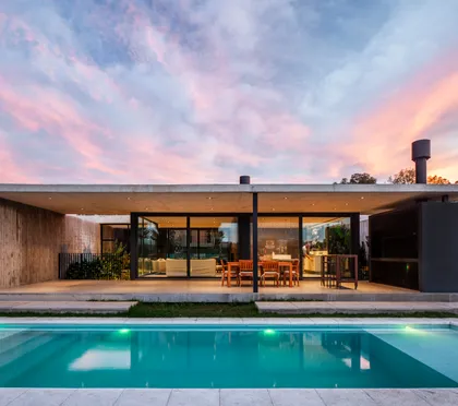 Casa moderna con piscina y cielo de atardecer — proyecto Casa GUGA, por V2 Arquitectos, en City Bell