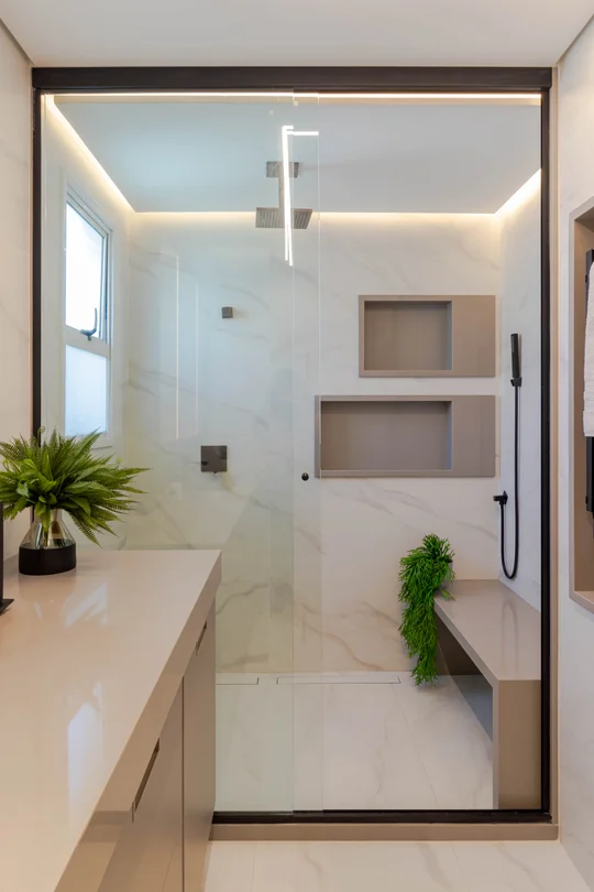 Baño moderno minimalista con ducha vidriada y nichos empotrados — proyecto APTO UNIQUE, por Juliana Frota Arquitetura, en Adrianópolis