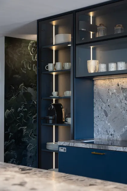 Cocina moderna con gabinetes azules y luces integradas — proyecto Pia Magri, por Gaby Alfonso, en B1648 Tigre