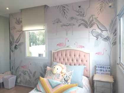 Dormitorio infantil con papel mural de jungla y cama rosa — proyecto Mural flamencos, por Picma Empapelados, Murales, Esmerilados, Prints ,Papeles, en Canning